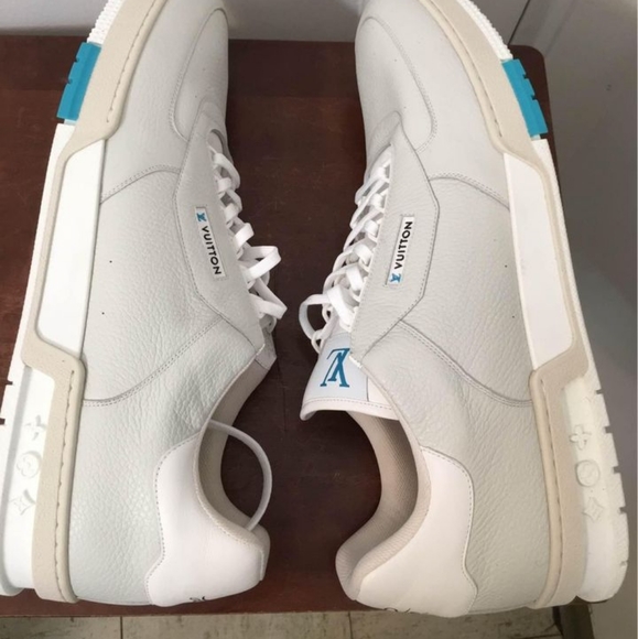 LOUIS VUITTON PARIS AUTHENTIC SNEAKER with the series number VL0230 15. - Picture 6 of 10